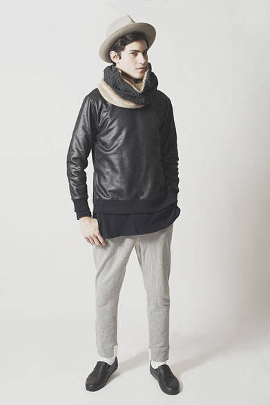 トップス2万4840円、インナー1万4580円、パンツ2万1600円、スヌード1万2960円