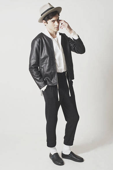 トップス2万8080円、シャツ1万9980円、パンツ2万5920円