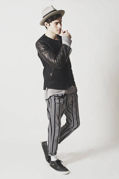 ジャケット6万5880円、ニット2万7000円、パンツ1万9980円、バック9990円