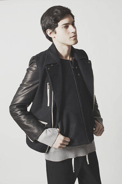 ベスト3万9960円、ジャケット6万5880円、ニット2万7000円、パンツ2万5920円