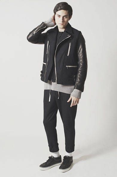 ベスト3万9960円、ジャケット6万5880円、ニット2万7000円、パンツ2万5920円