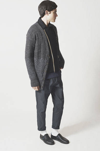 カーディガン2万9160円、ベスト3万9960円、ニット2万7000円、パンツ2万1600円