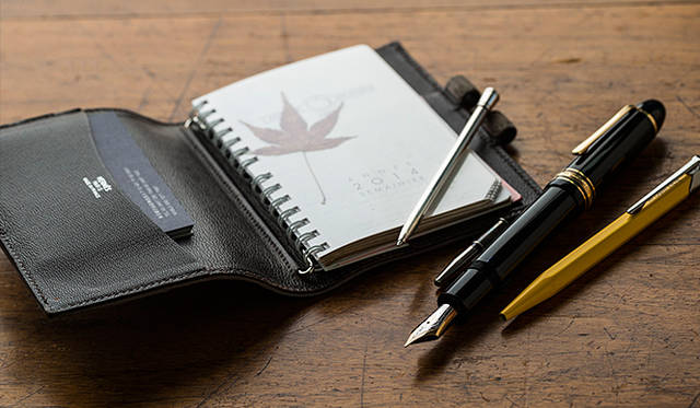 「ぼくが愛用しているものはエルメスの手帳、ただひとつ。使い古しては、また同じものを購入して。このカバーで3代目だったと思います。それからモンブランの万年筆と、カランダッシュのボールペン。仕事道具はほんとにこれだけ」