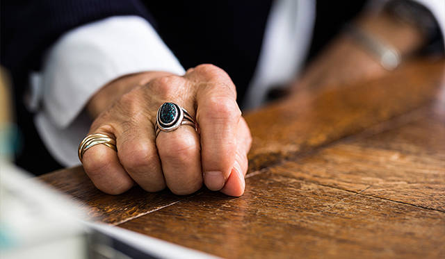 ラッキーアイテムはインディアンもののジュエリー。「指輪はランダーブルーというターコイズのなかでも希少性が高いとされている石。バングルは“コインシルバー”と呼ばれる本物の銀貨を潰して製作されたコレクターズアイテムです」