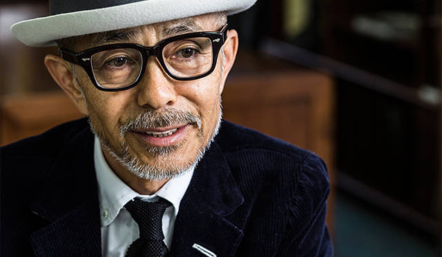 慶伊さんのワードローブはすべてオリジナル。その理由を尋ねるとこんな答えが返ってきた。「いや、世の中がぼくを相手にしてくれないから（笑）。本当は既製服の方がコストパフォーマンスの面でもいいんです。でも、ぼくのようなチビは、既成服メーカーには相手にしてもらえないんですね。加えて、感覚的にもいまの服はぼくにとってはモダンすぎます。ファッションすぎて嫌なんですね」