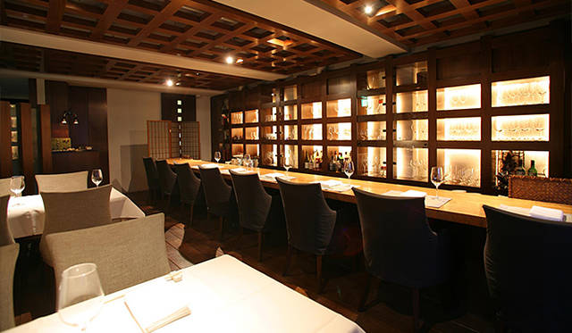 西麻布の「キッサコ」。店名には、季節の食材を使った料理とワインを、ゆったりと味わってほしいという意味が込められている