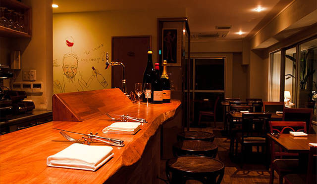 <strong>ビストロun coup</strong><br />営業時間｜ランチ11:30～14:00、カフェ 14:00～15:45、ディナー 18:00～22:00（ワインバーは24:00まで）<br />日曜定休<br />住所｜東京都港区南麻布4-2-49 2F<br />Tel. 03-6277-0889<br />http://www.bistro-uncoup.com