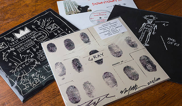 「ぼくは全部10ドル程度で買っていますよ。1980年代のニューヨークで、バスキアがデビューしたと同時にファンになって買ったんです。内容は80年代のテクノですね。ヒップホップも入ったり」