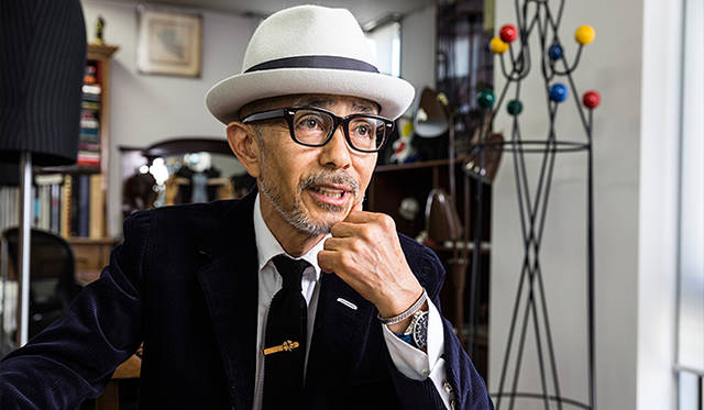 「自分は年2回、ニューヨークに必ず行くんです。そこで得た情報が、自分にとっての正しい情報ですね。自分の目と足を使って、NYのすべてを見ます。朝はニュース番組を観て、夜には3ツ星レストランに行きます。いまの服装が分かるじゃないですか。もちろん、日中に市場調査することもあります。そういう生の情報に当たることが一番大切なことです」