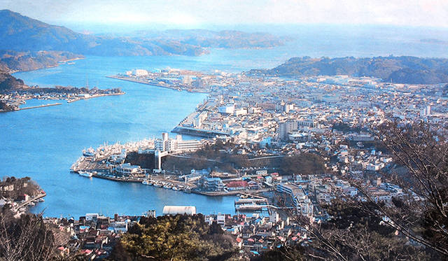 震災前の気仙沼の風景。行方不明も含め気仙沼市の犠牲者は1353名。住宅被災数は1万5815棟、被災世帯数は9500世帯にのぼる