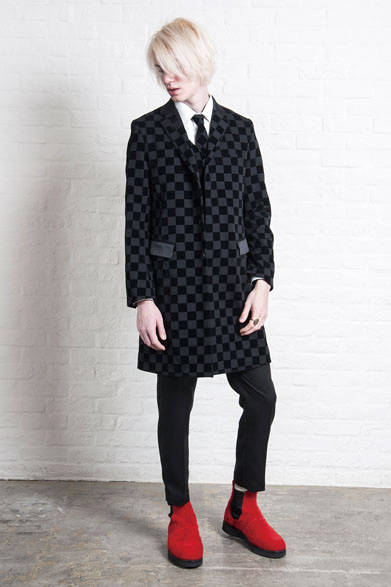 CHEATERFIELD COAT 8万4240円、DRESS SHIRT 1万7280円、SLACKS 2万5920円、TIE 8424円、RING 8640円