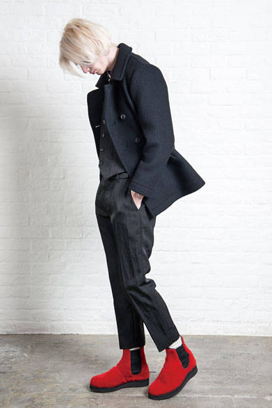 PEA COAT 6万9120円、SHIRT 1万9440円、VEST 2万5920円、SLACKS 2万3760円、TIE 7344円