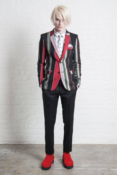 2B JACKET 6万8040円、STRAIGHT HEM SHIRT 2万4840円、SLIM SLACKS 2万7000円、TIE 7344円