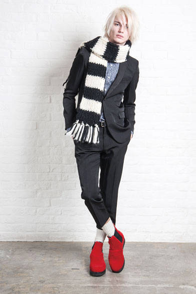 2B JACKET 4万1560円、SLACKS a bit short 2万2680円、SHIRT 1万9440円、MUFFLER 1万9224円