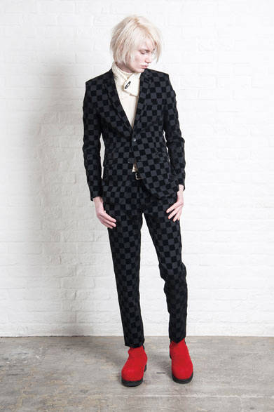 2B JACKET 7万1280円、SLIM SLACKS 3万2400円、NECK WARMER 6264円