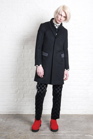 CHESTERFIELD COAT CASHMERE 12万9600円、STRAIGHT HEM SHIRT 2万4840円、EAZY PANTS 3万240円、NECK WARMER 6264円