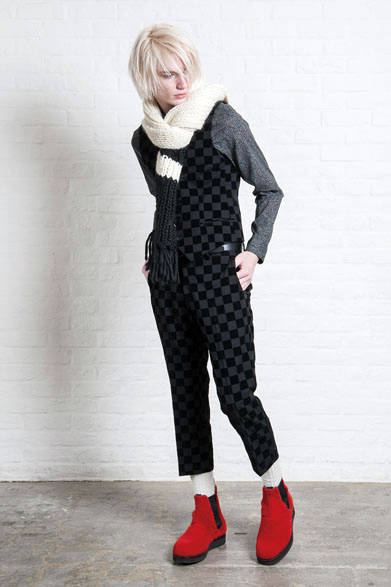 VEST 3万240円、SHIRT 1万9440円、SLACKS a bit short 2万9160円、MUFFLER 1万9224円