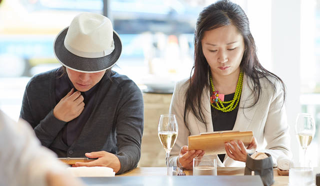 「いい空間ですね。肩肘張らない雰囲気で“本物”を提供する、まさに“今”の気分が反映された場所ですね」と川上氏（左）。「天井が高く、テラスさながらに光が差し込んでくる。従来の虎ノ門のイメージとは対照的な、解放感やリラックス感があります」とは小松氏