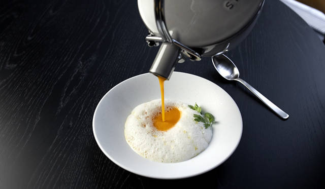 一品目の「トウモロコシのヴルーテ ナツメグ」。ナツメグの香りをまとわせたクリームの泡に、この日届いた小ぶりだが味がしっかりしたトウモロコシのスープを注ぐ