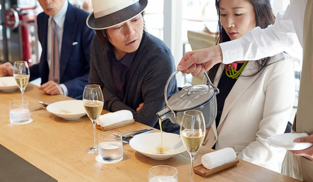 「トウモロコシの香りと水分を保つため、届いたものをすぐに真空調理します。香りはあっという間に抜けてしまうので、早さとタイミングは非常に重要ですね。調理自体はシンプルですが、それぞれの工程をベストな方法とタイミングで進めることを心がけています」とは、キッチンを取り仕切る小林直矢シェフ