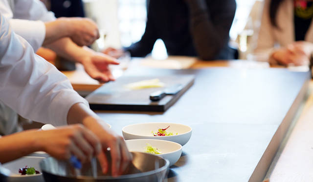 サラダもその日の食材で決まる。本日はたくさんフヌイユが届いたことから、それを生かしたものに