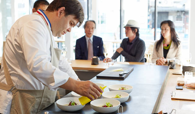 最後の仕上げをするトロション氏