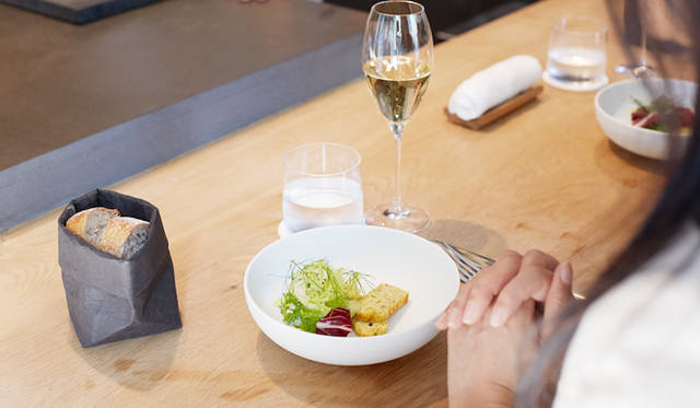 トロション氏のアイディアから生まれたという、シンプルな葉物のサラダにフヌイユのケーク・サレを添えた一皿