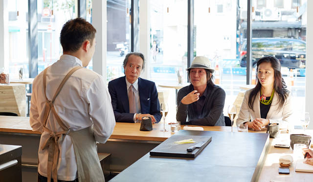 「ケーク・サレはアドバイザリーシェフのエリック・トロションのアイディアから。彼曰くピルエットが提供するのは“ロックンロールな料理”。常に新しいチャレンジを試みようとする彼ならではの、定番やクラシックに囚われない発想といえます」と小林シェフ