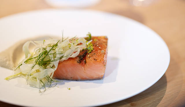 つづくメインは肉、魚、野菜の3種類から選ぶプリフィックス。川上氏のチョイスは「サーモンコンフィ」。スコットランド産の身がふっくらした上質なサーモンを低温調理でミ・キュイ＝レアの状態にし、ひよこ豆のペーストとフヌイユ（ういきょう）を添えた