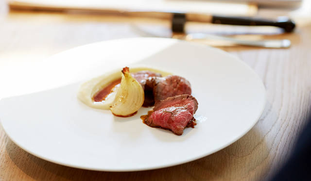 「シンプルなローストなのに、すごく力がある」という大住に、「吊るして寝かすことで、やわらかでありながらしっかりとした旨みのある肉に仕上がります。また、ドライエイジング特有のクセもありません」と小林シェフ