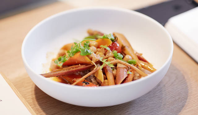 小松氏が選んだ野菜のメイン「ニンジン ソバ」は、そのネーミングはもとより、組み合わせもユニークだ。バターとスパイスでローストしたニンジンとゴボウに、クスクスに見立てたソバの実を添えている