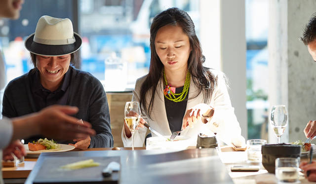 「歯応えのある根菜は、噛むほどに香りと甘味が引き立ちます。パリでポピュラーなクスクスを彷彿させながら、野菜の新鮮さが活きる料理。スープとメインは食材の甘味が全面に出ていて、サラダはあっさりと爽やか。単調にならず、全体のバランスがよく考えられたコースだと思います」と小松氏