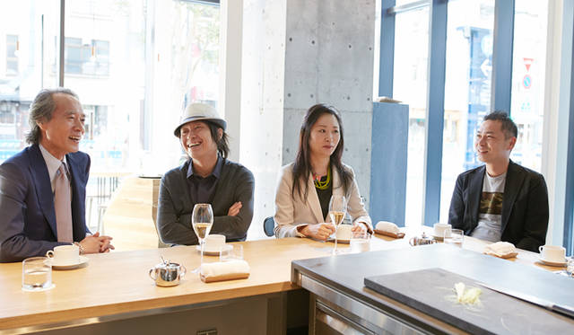 無類のアイス好きという川上氏も、「3種のぶどう シトロネルのジュレ」に添えられた牛乳のアイスクリームを絶賛。フルーツやハーブ、スパイスなど、ここでも当日入荷した食材が活躍する。「バニラの香りを移したレモングラスのジュレもセンスがいい。いろんな食感が楽しめますね」