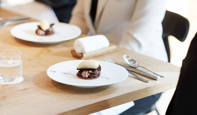 小松氏が選んだのは「フィーユ ア フィーユ ショコラ」。さくさくとしたパートシュクレに、仏・ヴァローナ社のアラグアニを使った2種類のガナッシュ、ぱりっと薄いチョコレート、香り豊かなトンカ豆を使ったアイスクリームを乗せている