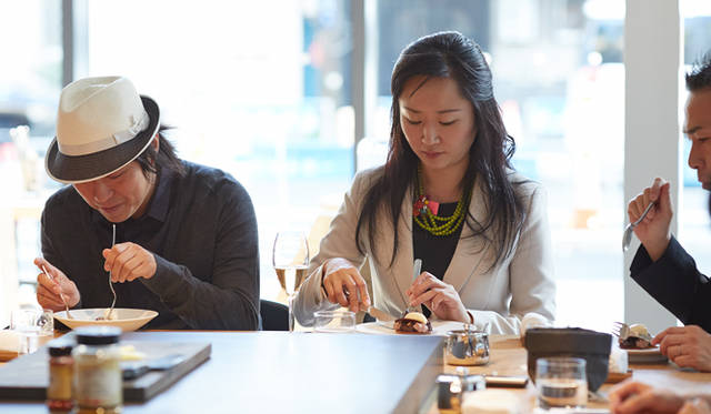 「食べてみると予想に反して軽やか。カカオのアロマと華やかなトンカ豆の香りが口のなかに広がります。お店の空間の軽やかさともマッチしていますね」と小松氏