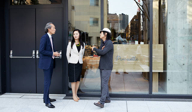 「食材と料理の香り、それを活かすための盛り付け、カトラリー、演出。入荷から調理、供出までの適切なタイミング。すべてに対して、芸術的ともいえる徹底した気配りを感じます」（大住）。「ビストロと称されていますが、登場する料理はそれを超えたもの。ガストロノミーの体系的な知識と技術に基づいた料理やリーズナブルな価格を全面に押し出さず、あくまでさりげなくて軽やか。ここにピルエットらしさがあるように思います」（小松氏）。「料理、空間、テーブルウェア、サーブの演出、盛り付け……。トータルにセンスが行き届いていて、まさに“今”を感じます。食事とデザインが好きな人を連れて来たいですね」（川上氏）