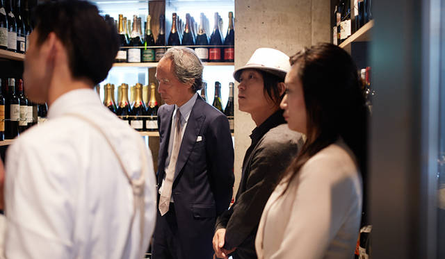 ランチの後、3人はエピスリーとワインの販売スペースを覗いた