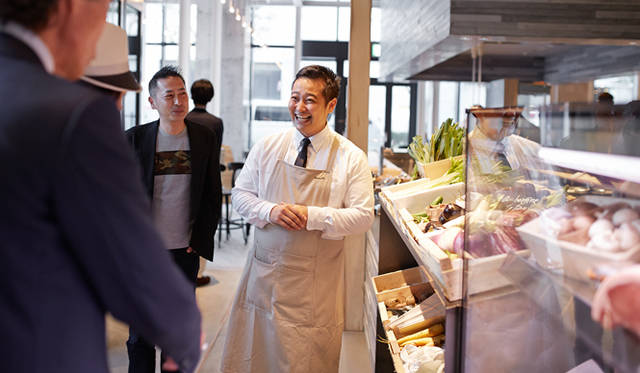 エピスリーとワインの販売スペース、どちらにも豊富な知識をもつスタッフがおり、珍しい野菜やこだわりのワインのラインナップについて次々と質問に答える