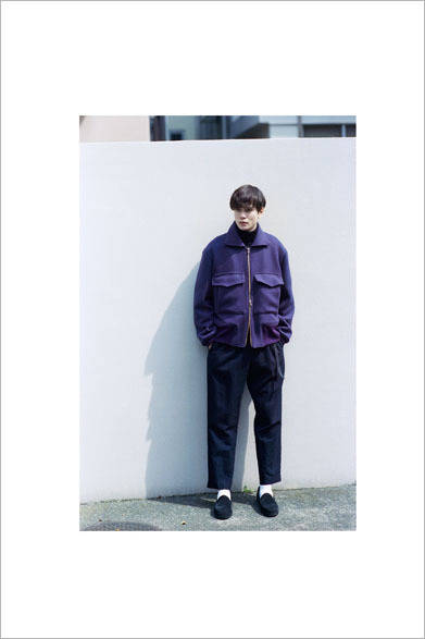 アウター6万9120円、タートルネックニット2万4840円、パンツ2万8080円