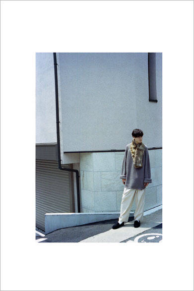 ニット2万7000円、パンツ2万7000円、ラビットファーストール2万5920円