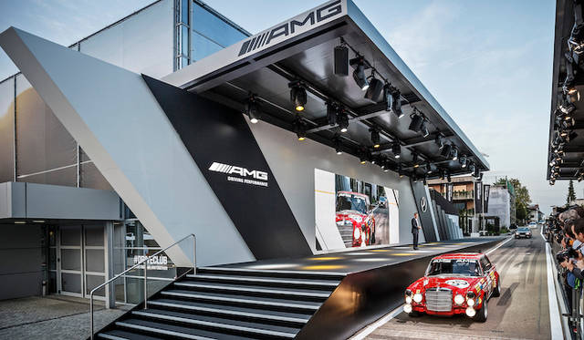 mercedes_amg_gt_002 メルセデスAMG GTの発表会場では、歴代のAMGスポーツカーがパレード
