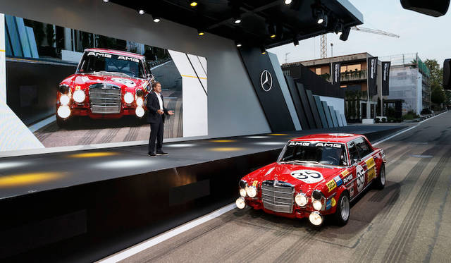 mercedes_amg_gt_003 メルセデスAMG GTの発表会場では、歴代のAMGスポーツカーがパレード