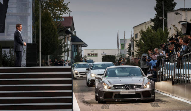 mercedes_amg_gt_004 メルセデスAMG GTの発表会場では、歴代のAMGスポーツカーがパレード