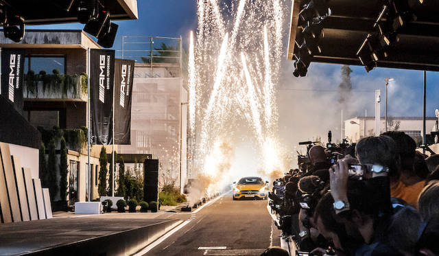 mercedes_amg_gt_005 盛大な歓迎とともに登場するメルセデスAMG GT