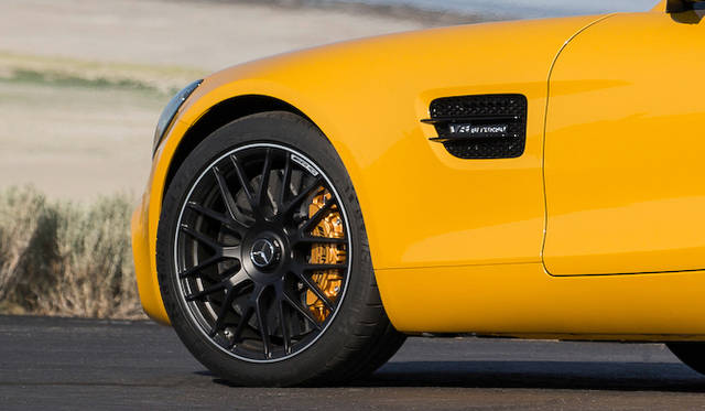 mercedes_amg_gt_105 写真のモデルは外装にナイトパッケージを適用