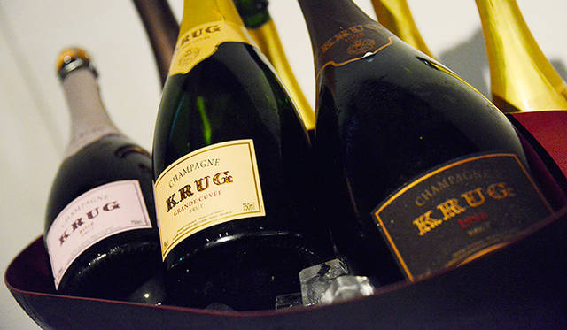 Krug（クリュッグ）は1843年の創業以来、6世代にわたって独自の個性を育み、磨き上げてきた。創設者ヨーゼフ・クリュッグの「比類ないシャンパーニュを造る」というビジョンをいまなお継承し、豊かさと歓びに満ちた味わいとアロマ、そして絶対的なエレガンスを備えた、ほかには類をみないシャンパーニュを毎年造りつづけている