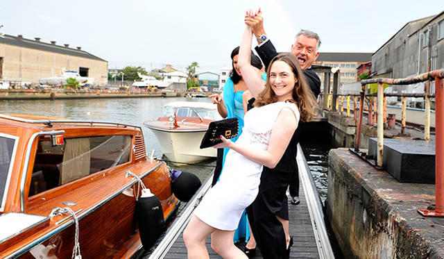 この日集合場所に指定されたのは、湊町船着場（湊町リバープレイス）。夕日が沈みはじめた18時、ドレスコードのブラックタイに身を包んだゲストたちは、促されるままヨーロッパ製のボートに乗り込んだ