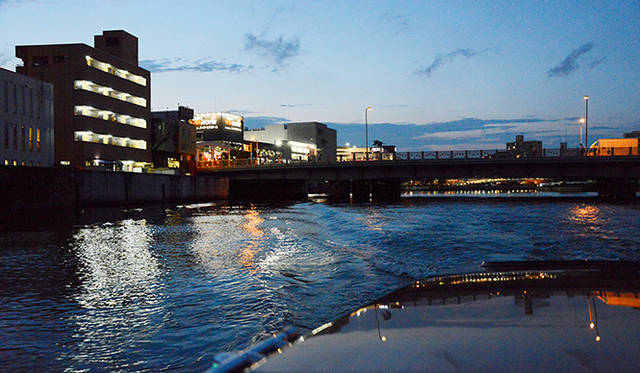 見慣れたはずの大阪の街も、ボートの上から眺めると少しよそ行きに見えるから不思議だ