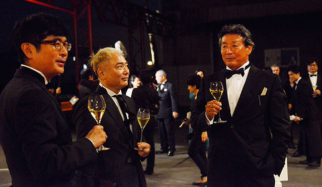 ゲストたちは「KRUG Grande Cuvée（クリュッグ・グランド・キュヴェ）」を片手に、アパタイザーを楽しんだ