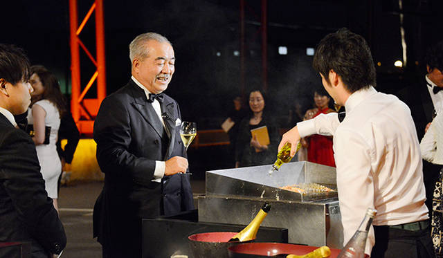 会場にはメニューを監修したフードコラムニスト、門上武司氏の姿も